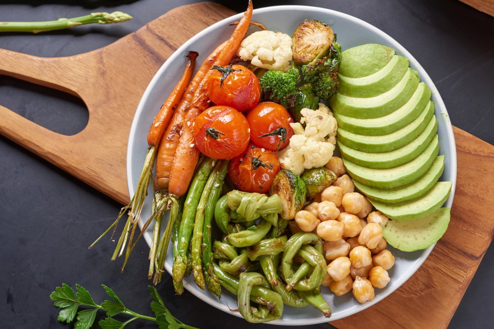 vegetarian-buddha-bowl-with-fresh-vegetable-salad-chickpea